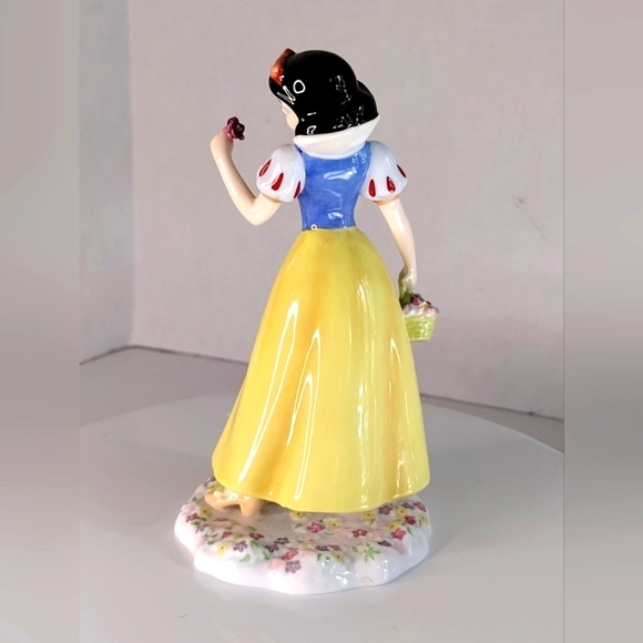 Royal Doulton Snow White Figurine - Picture 4 of 8